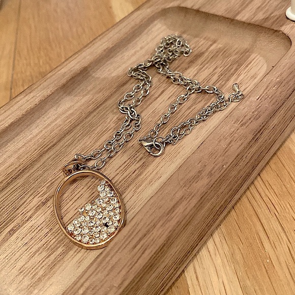 ✅Y2K oval shape plated pendant  necklace w/crystals, Silver plated chain 🩶💎 - Picture 2 of 4